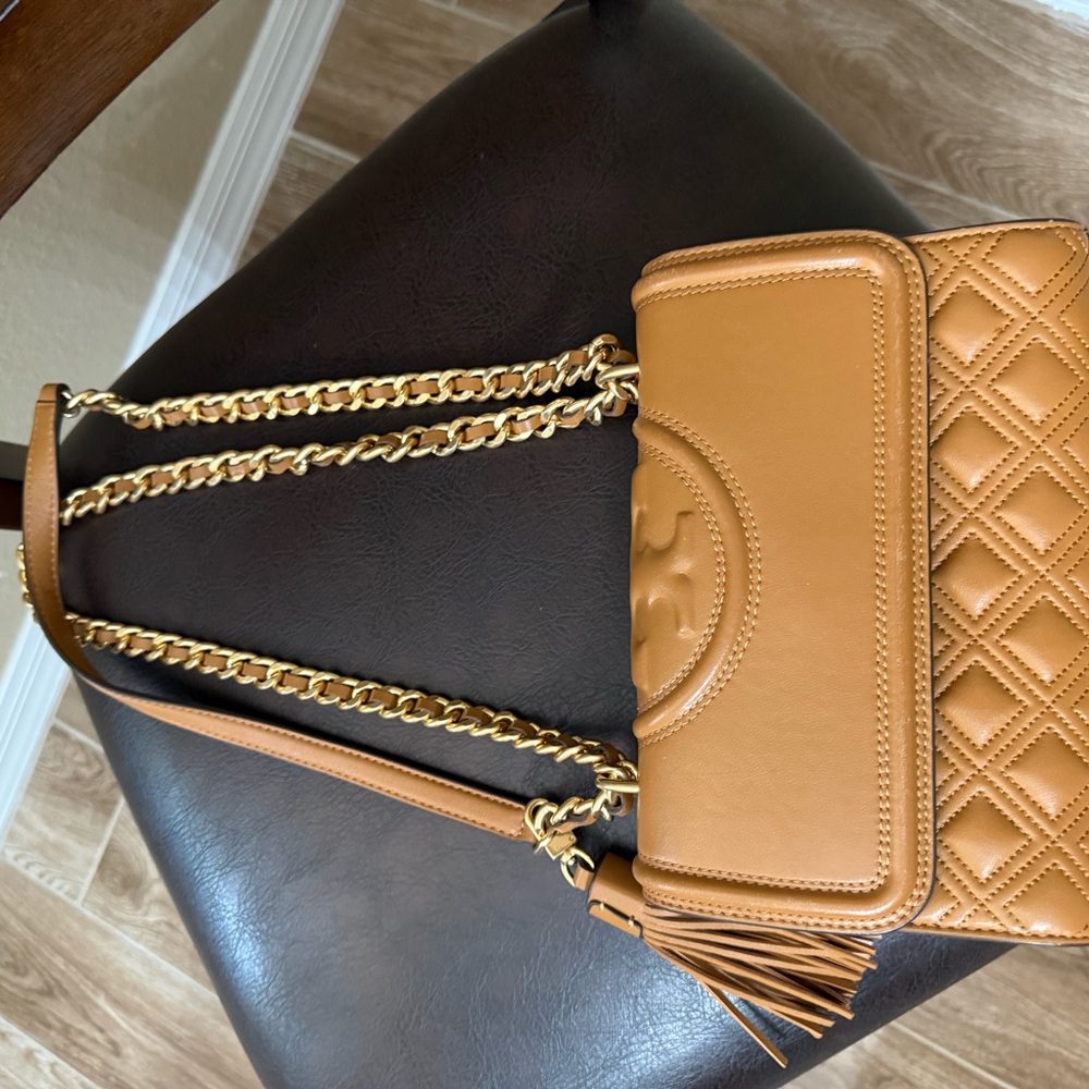 Tory Burch Small Fleming convertible Crossbody/Shoulder bag. Excellent condition - Picture 5 of 10